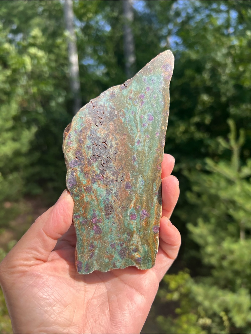 Ruby (2) in fuchsite slab with stand | crystal ~ strong uv